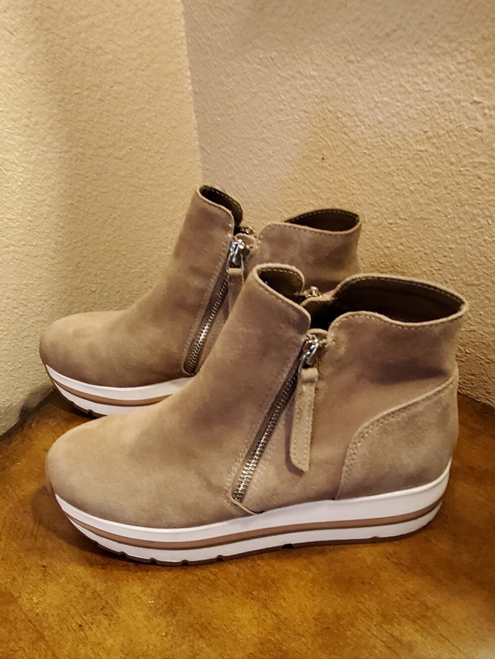 Steve Madden Women Taupe Suede Wedge Zip Ankle Platform Sneaker/Booties Size 6.5